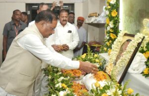 मुख्यमंत्री श्री विष्णु देव साय ने पूर्व विधानसभा उपाध्यक्ष स्वर्गीय श्री बनवारी लाल अग्रवाल को दी श्रद्धांजलि
