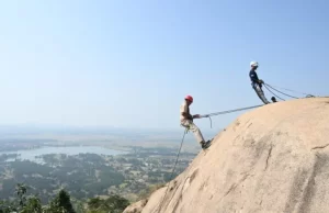 देशदेखा में 120 पर्यटक ले रहे रॉक क्लाइंबिंग का रोमांच