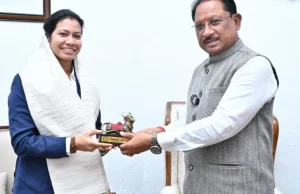 वर्ल्ड कप विजेता भारतीय महिला क्रिकेट टीम की फिजियोथेरेपिस्ट आकांक्षा सत्यवंशी ने मुख्यमंत्री से की मुलाकात
