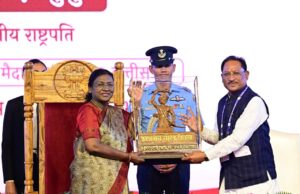 राष्ट्रपति ने जनजातीय संस्कृति व शिल्प को दर्शाते स्टॉलों का अवलोकन किया