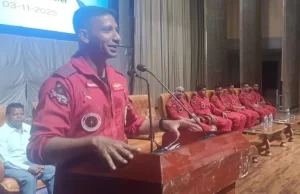 सूर्यकिरण एरोबैटिक टीम ने बच्चों से की मुलाकात, दी प्रेरणा, बढ़ाया उत्साह
