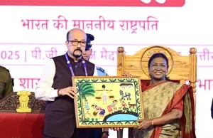 राष्ट्रपति मुर्मु के छत्तीसगढ़ आगमन पर राज्यपाल ने भेंट की भित्ती चित्रकारी की पेंटिंग