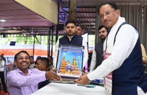 जनदर्शन में अद्भुत दृश्य—भिलाई के अंकुश देवांगन ने मुख्यमंत्री को भेंट की संगमरमर पर बनी प्रधानमंत्री नरेंद्र मोदी की सूक्ष्म प्रतिमा