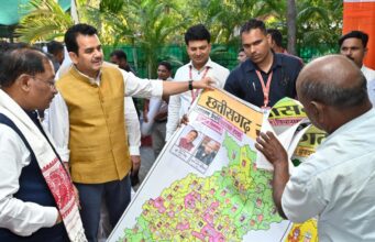 पेंटर शिवकुमार निराला ने मुख्यमंत्री श्री विष्णु देव साय को भेंट किया विशिष्ट ‘राजनीतिक मानचित्र’