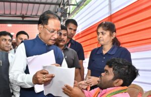 जनदर्शन: मुख्यमंत्री विष्णु देव साय ने आमजन की समस्याएँ सुनीं, मौके पर दिए त्वरित समाधान