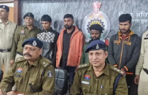 फर्जी आबकारी पुलिस बनकर छापा मारने पहुंचे युवक, ग्रामीणों ने पकड़े चार, एक आरोपी फरार