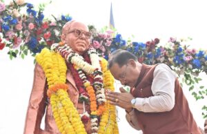 मुख्यमंत्री श्री विष्णुदेव साय ने संविधान दिवस के अवसर पर डॉ. भीमराव अंबेडकर की प्रतिमा पर माल्यार्पण कर किया नमन