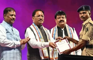 मुख्यमंत्री ने नक्सल मोर्चे पर अदम्य साहस दिखाने वाले दो शहीदों के परिजनों और 12 पुलिस जवानों को प्रदान किए वीरता पदक