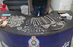 पुलिस को देखकर भागने लगे युवक, तभी दौड़कर पकड़ा तो खुला ये मामलापुलिस को देखकर भागने लगे युवक, तभी दौड़कर पकड़ा तो खुला ये मामला