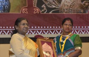 नई दिल्ली के विज्ञान भवन में छत्तीसगढ़ की शिल्पकार श्रीमती हीराबाई झरेका बघेल को आज धातुकला में उत्कृष्ट योगदान के लिए राष्ट्रपति श्रीमती द्रौपदी मुर्मु ने राष्ट्रीय हस्तशिल्प पुरस्कार से सम्मानित किया।