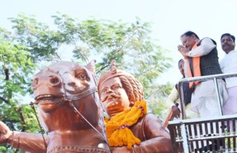 मुख्यमंत्री श्री विष्णुदेव साय ने जयस्तंभ चौक में किया शहीद वीर नारायण सिंह के त्याग और संघर्ष का स्मरण