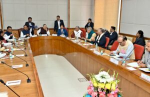 विधानसभा अध्यक्ष डॉ रमन सिंह की अध्यक्षता में आज यहां विधानसभा के समिति कक्ष में कार्य मंत्रणा समिति की बैठक आयोजित की गई।बैठक में मुख्यमंत्री श्री विष्णु देव साय, उपमुख्यमंत्री श्री अरुण साव, संसदीय कार्य मंत्री श्री केदार कश्यप सहित समिति के सदस्य उपस्थित थे।