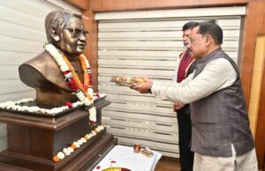 मुख्यमंत्री श्री विष्णु देव साय ने भारत रत्न अटल बिहारी वाजपेयी की प्रतिमा पर माल्यार्पण कर दी श्रद्धांजलि