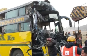 तेज रफ्तार बस खड़े ट्रेलर से टकराई, 16 यात्री घायल; 11 की हालत गंभीर