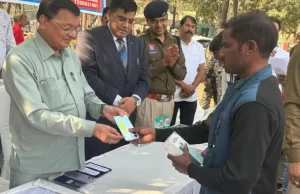नव वर्ष के पहले दिन खिले 100 नागरिकों के चेहरे, लंबे समय से गुम हो चुके मोबाईल लौटाए