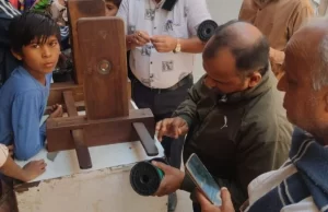 निगम की टीम पहुंची पतंग दुकानों में, मिले प्रतिबंधित चाइनीज माझा, किया जब्त
