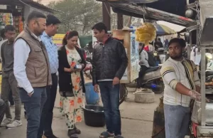 सड़क पर गंदगी फैलाने पर 12 फल ठेले पान दुकान वालों पर जुर्माना