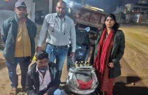 स्कूटी से शराब की तस्करी, पकड़े गये आरोपी और शराब जब्त