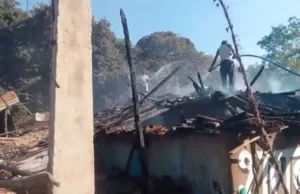 मुर्रा फैक्ट्री में भीषण आग, फैक्ट्री से सटा घर जलकर राख