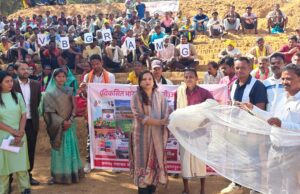 करमरी में ग्रामीणों द्वारा मानव श्रृंखला बनाकर ‘आत्मनिर्भर गांव – विकसित भारत’ का दिया संदेश