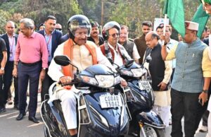 मुख्यमंत्री ने सड़क सुरक्षा का संदेश देते हुए स्वयं हेलमेट पहनकर चलाई स्कूटी