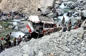 बड़ा सड़क हादसा: खाई में गिरी सेना की गाड़ी, 10 जवान शहीद, 11 घायल