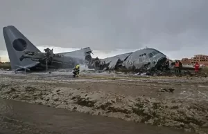 नकदी ले जा रहा सैन्य विमान क्रैश: 15 की मौत, सड़क पर बिखरे नोट