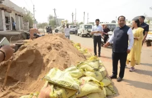 मंदिरहसौद दौरे पर कलेक्टर की ताबड़तोड़ कार्रवाई, स्कूल के पास तंबाकू बिक्री पाए जाने पर ठेला सील