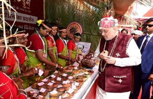 अमित शाह ने देखा बस्तर की जनजातीय विरासत का वैभव, विजेता दलों से मिलकर बढ़ाया उत्साह