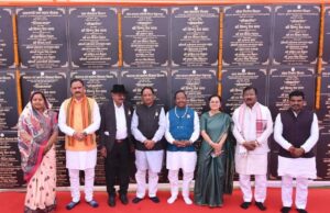 मुख्यमंत्री श्री साय ने कुम्हार के चाक पर गढ़ा दीया, पारंपरिक शिल्पकारों से किया आत्मीय संवाद: सरगुजा विकास प्राधिकरण की बैठक के दौरान प्रदर्शनी में दिखा माटी से जुड़ाव