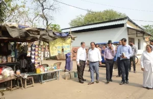 एक्शन मोड में जिला प्रशासन, अस्पताल परिसर में पाउच मिलने पर जुर्माना