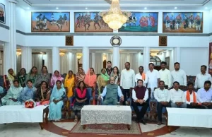 राज्यपाल के गोद ग्राम पंचायत बिजली के ग्रामीणों ने किया लोकभवन का भ्रमण