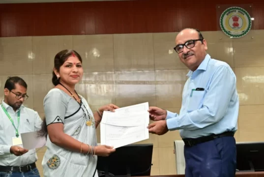 ई-ऑफिस में समयबद्ध कार्य करने और उपस्थिति में श्रेष्ठ प्रदर्शन करने वाले अधिकारी-कर्मचारियों को मुख्य सचिव ने किया सम्मानित