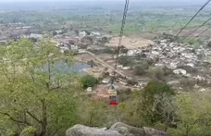 खल्लारी मंदिर में बड़ा हादसा: रोप-वे का केबल टूटा, ट्रॉली गिरने से एक की मौत, कई घायल