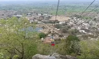 खल्लारी मंदिर में बड़ा हादसा: रोप-वे का केबल टूटा, ट्रॉली गिरने से एक की मौत, कई घायल