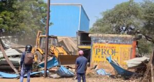 जिला प्रशासन द्वारा अतिक्रमण हटाने की गई कार्रवाई