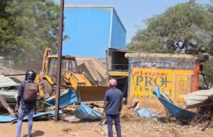 जिला प्रशासन द्वारा अतिक्रमण हटाने की गई कार्रवाई