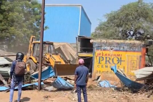 जिला प्रशासन द्वारा अतिक्रमण हटाने की गई कार्रवाई