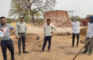 बिना अनुमति चल रहा था ईंट निर्माण कार्य, अवैध ईंट भट्ठे पर बड़ी कार्रवाई, लाखों ईंटें और लकड़ी जब्त
