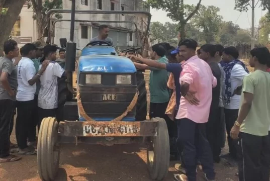 बंदूक छोड़ थामा ट्रैक्टर का स्टीयरिंग: नारायणपुर में आत्मसमर्पित नक्सलियों की नई पारी