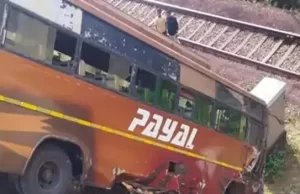 स्टेयरिंग फेल होने से बस रेलवे ट्रैक पर गिरी, 30 यात्री बाल-बाल बचे