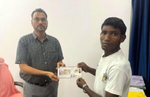 बंदूक छोड़ थामा मतदाता परिचय पत्र,अब पुनर्वासित युवा चुनेंगे अपना जनप्रतिनिधि