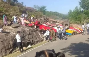 जम्मू-कश्मीर में तेज रफ्तार यात्री बस अनियंत्रित होकर पलटी, 16 लोगों की मौत