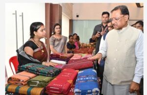 हाथ करघे से कमाई तक- ग्राम नारी की महिलाओं की सफलता का राज