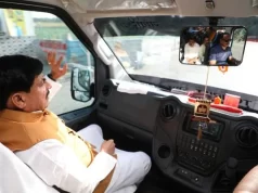 मुख्यमंत्री डॉ. यादव बस में जनप्रतिनिधियों और अधिकारियों के साथ पहुंचे उज्जैन