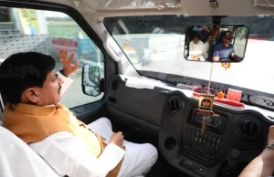 मुख्यमंत्री डॉ. यादव बस में जनप्रतिनिधियों और अधिकारियों के साथ पहुंचे उज्जैन