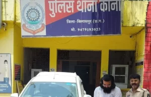 चलती कार की छत पर युवती को बैठाकर स्टंटबाजी, चालक पुलिस की गिरफ्त में