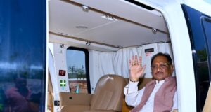 सरगुजा जिले के ग्राम सिलमा में अचानक उतरा मुख्यमंत्री श्री साय का हेलीकॉप्टर