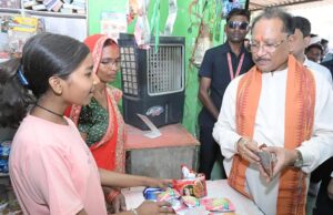 मुख्यमंत्री श्री साय ने खुद चुकाया सामान का मूल्य : मुद्रा लोन से शुरू हुई दुकान बनी आत्मनिर्भरता की मिसाल
