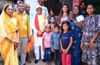 एक ग्रामीण का न्योता, मुख्यमंत्री का अपनापन – प्रधानमंत्री आवास से साकार हुआ सपना, मुख्यमंत्री ने कराया गृह प्रवेश